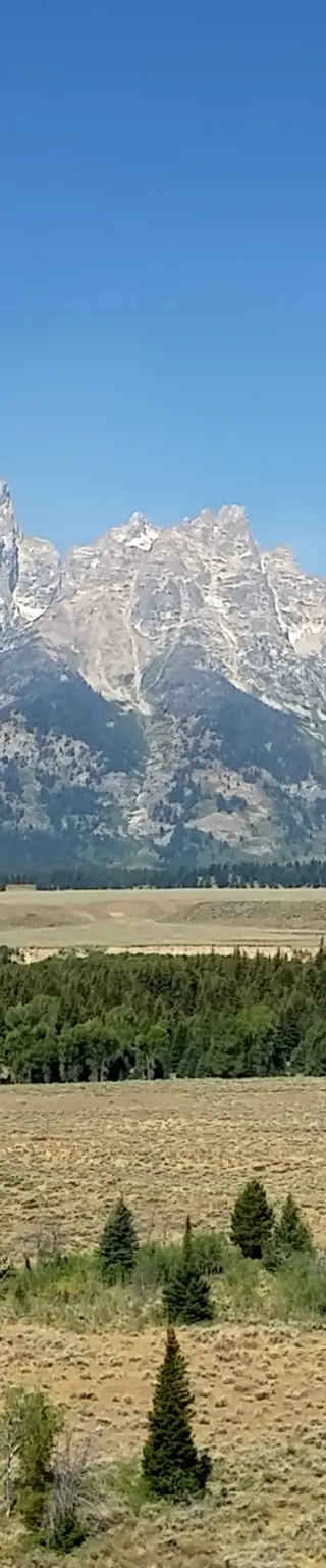 Fahre durch die imposante Berglandschaft dieses Geheimtipps